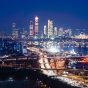 读者头像，窗外的城市夜景与远处楼灯